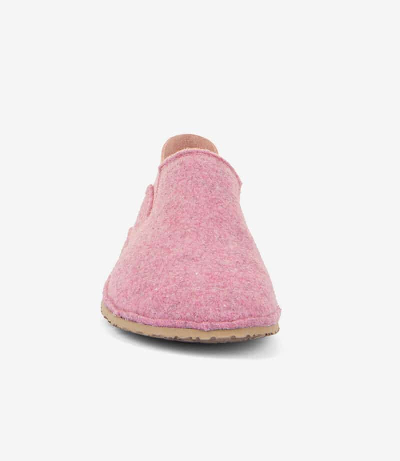 Barfodet slip-on-sko i rosa uld med bred tå og beige sål, minimalistisk sneaker-stil på hvid baggrund.
