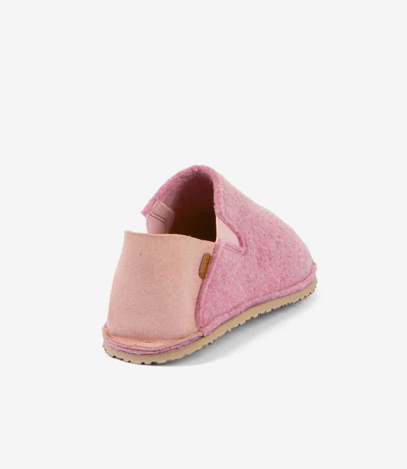 Pink barfodssko med overdel i blød filt, hæl i ruskind og solbrun sål, minimalistisk design, bred tåzone, set bagfra.