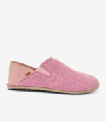 Lyserød slip-on barfodssko med overdel i struktureret stof, elastisk side, bred tåboks, flad gummisål, på hvid baggrund.