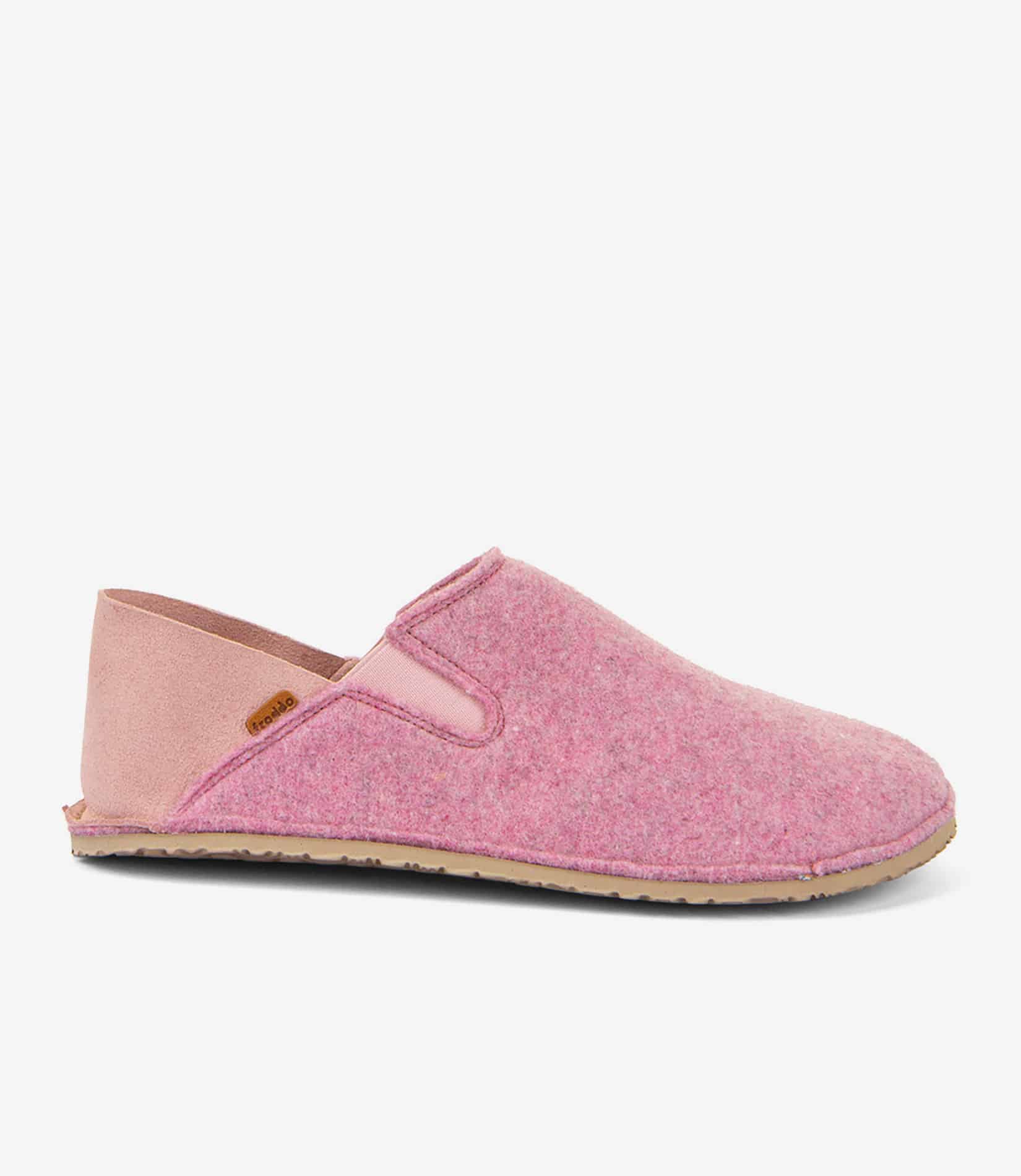 Lyserød slip-on barfodssko med overdel i struktureret stof, elastisk side, bred tåboks, flad gummisål, på hvid baggrund.