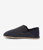 Marineblå barfodssko med bred tå, overdel i struktureret stof, elastiske sider, tynd beige sål, set fra siden.