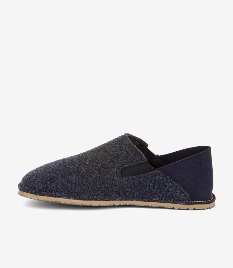 Marineblå barfodssko med bred tå, overdel i struktureret stof, elastiske sider, tynd beige sål, set fra siden.