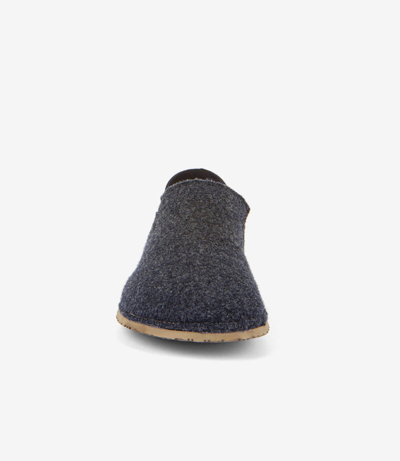Mørkegråblå barfodssko i uld med bred tå og lys beige sål, minimalistisk tøffelstil på hvid baggrund.
