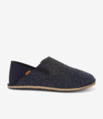 Mørkegrå og marineblå minimalistisk barfodssko med bred tå, flad solbrun sål og brunt sidemærke på hvid baggrund.