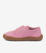 Minimalistisk barfodssko i pink filt med bred tå og brun gummisål, sideprofil på hvid baggrund.