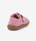 Barfodssko i pink filt til børn med bred tå, brun sål, velcrorem og etiket; minimalistisk stil på hvid baggrund.
