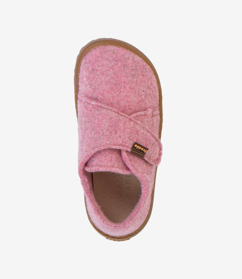 Barfodssko i pink filt til børn med bred tå, brun gummisål, velcrorem og orange-sort logomærke.