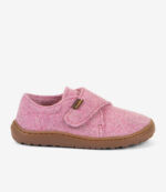 Barfodssko i rosa uld med bred tå, brun gummisål og velcrorem, minimalistisk stil på hvid baggrund.