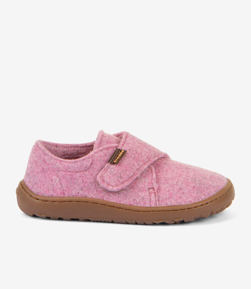 Barfodssko i rosa uld med bred tå, brun gummisål og velcrorem, minimalistisk stil på hvid baggrund.