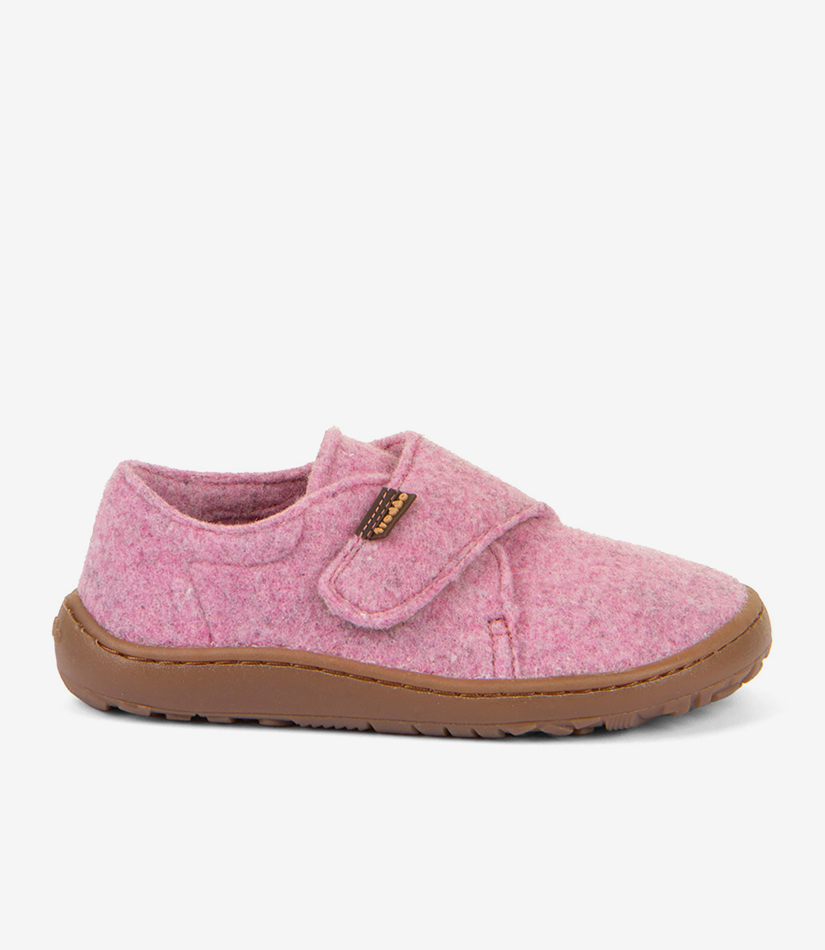 Barfodssko i rosa uld med bred tå, brun gummisål og velcrorem, minimalistisk stil på hvid baggrund.