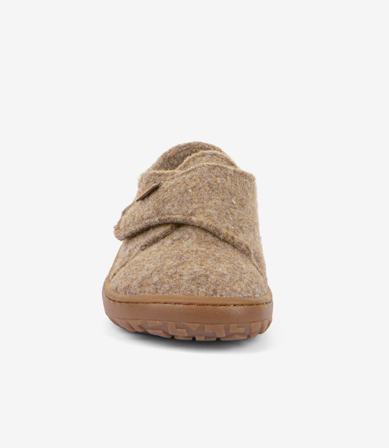 Barfodssko i brun uld med bred tå, slip-on-design, struktureret gummisål, fold-over-klap; ideel minimalistisk komfort.