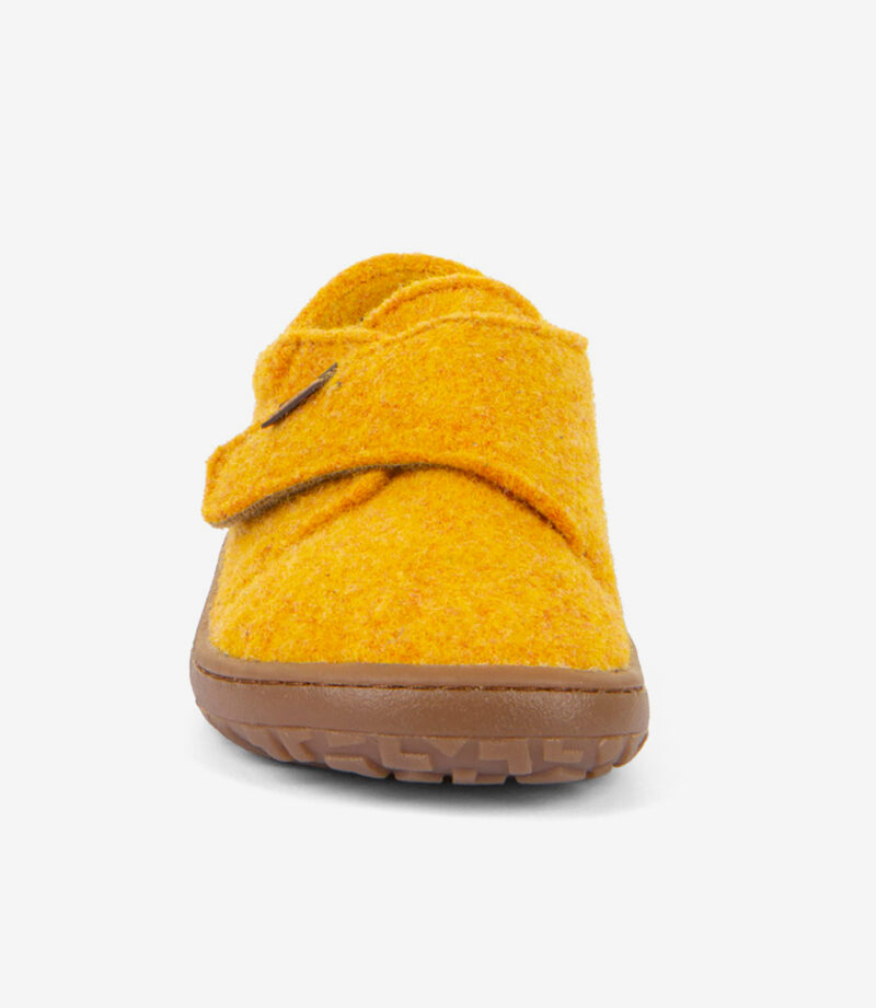 Gul barfodssko i uld med brun gummisål og velcrorem, bred tåboks, minimalistisk stil på hvid baggrund.