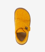 Barfodet børnesko i gul filt med bred tå, velcrorem, brun sål, minimalistisk sneaker-stil.
