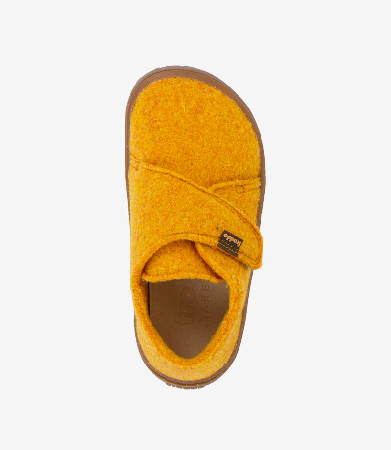 Barfodet børnesko i gul filt med bred tå, velcrorem, brun sål, minimalistisk sneaker-stil.