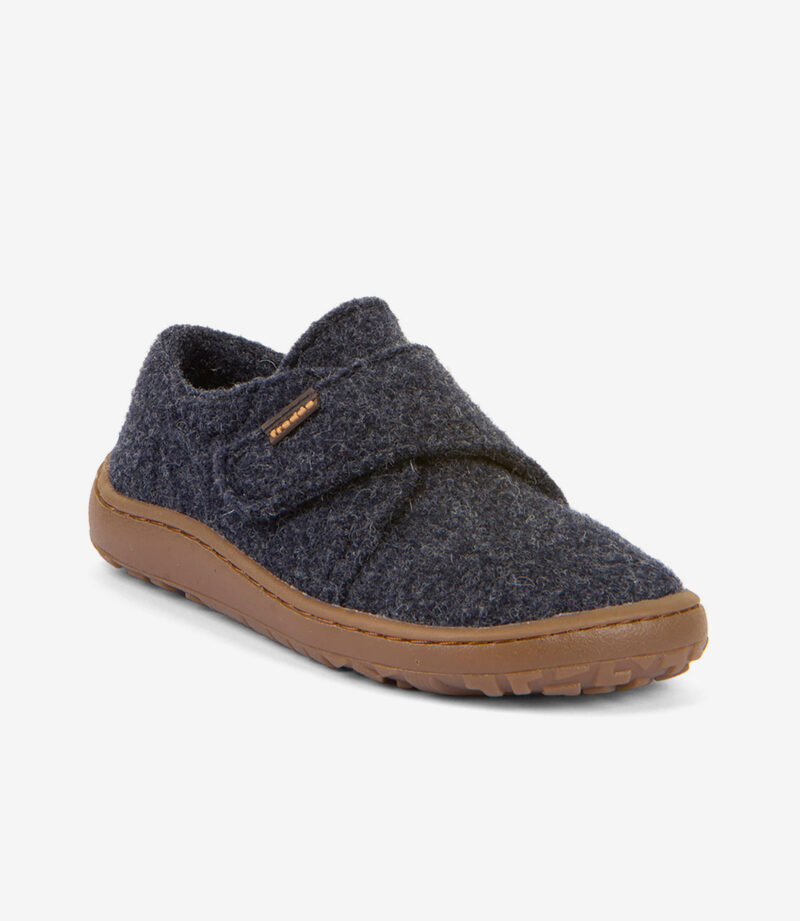 Mørkeblå barfodssko i uld med bred tå, brun gummisål og velcrorem; minimalistisk stil set fra siden/forfra.