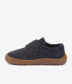 Mørkeblå barfodssko i uld med bred tå og brun gummisål, minimalistisk slip-on-stil for naturlig fodkomfort.