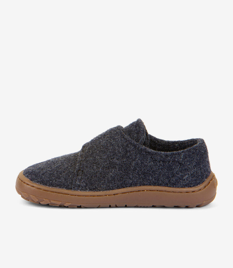 Mørkeblå barfodssko i uld med bred tå og brun gummisål, minimalistisk slip-on-stil for naturlig fodkomfort.