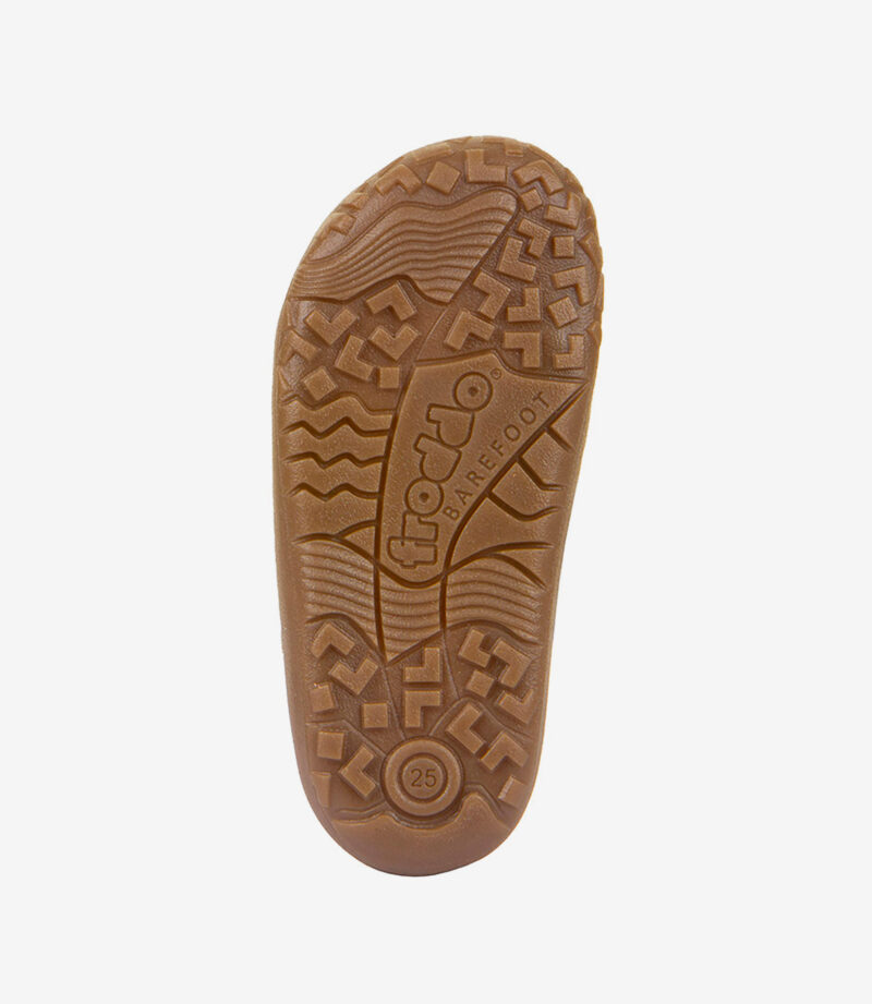 Brun gummisål på Froddo BAREFOOT minimalistisk sko med tekstureret greb, bred tåboks og størrelse 25 ved hælen.