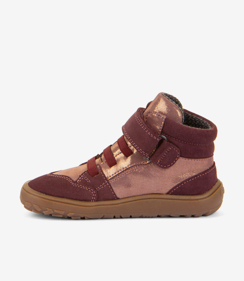 Minimalistisk barfodssko til børn i metallic pink og bordeaux med bred tå, brun sål, velcrorem, set fra siden.