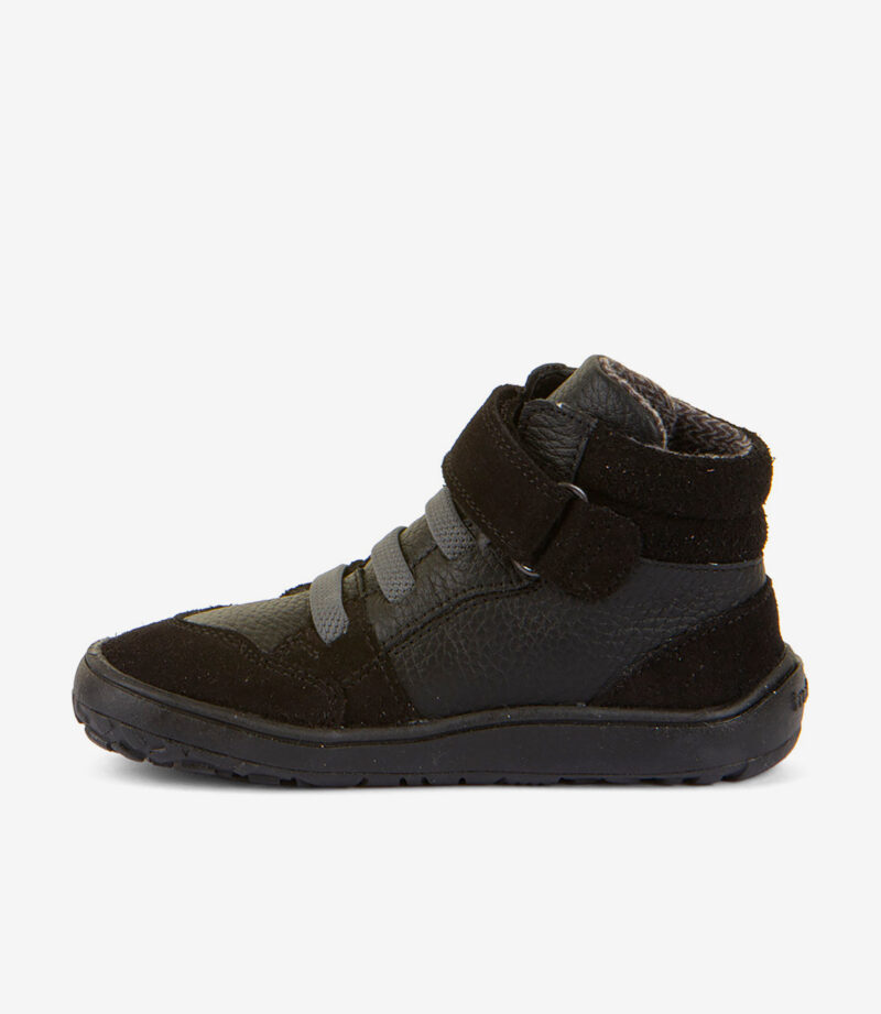 Sort minimalistisk barfodssneaker med bred tå, struktureret sål, mørkegrå snørebånd og velcrorem om anklen.