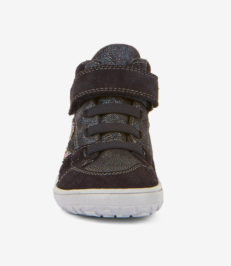 Sort high-top barfodssko til børn med bred tå, velcrorem, struktureret stof og hvid minimalistisk sål på hvid baggrund.