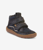 Mørkeblå barfods-high-top med velcroremme, overdel i mesh, bred tåboks, brun sål, glitterdetalje; minimalistisk sneaker.