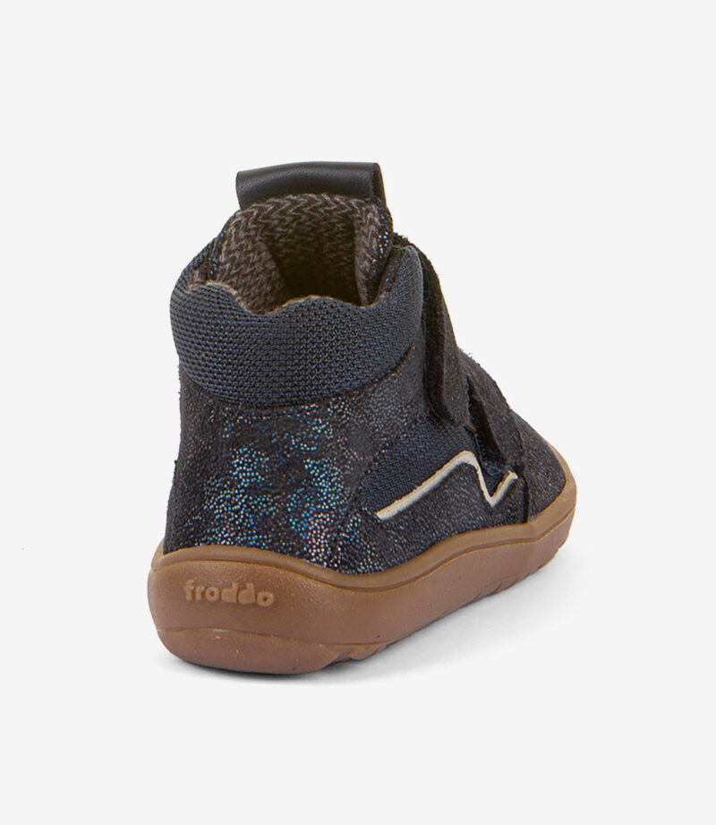 Navy glitter barfodssneaker til børn, bred tåzone, velcroremme, brun sål, "froddo"-branding på hælen, minimalistisk design.