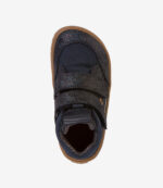 Mørkeblå barfodssko til børn, brun sål, bred tåboks, to velcroremme. Minimalistisk sneaker på hvid baggrund.