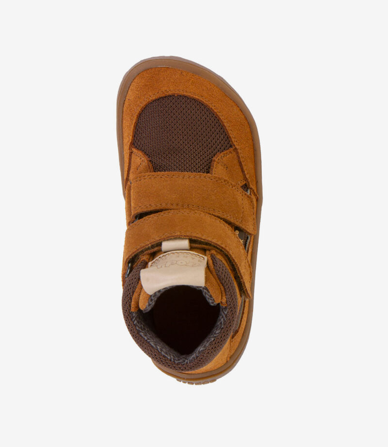 Brun barfodssko til børn med bred tåboks, mesh-tå, velcroremme, beige hælkappe; minimalistisk sneaker på hvid baggrund.