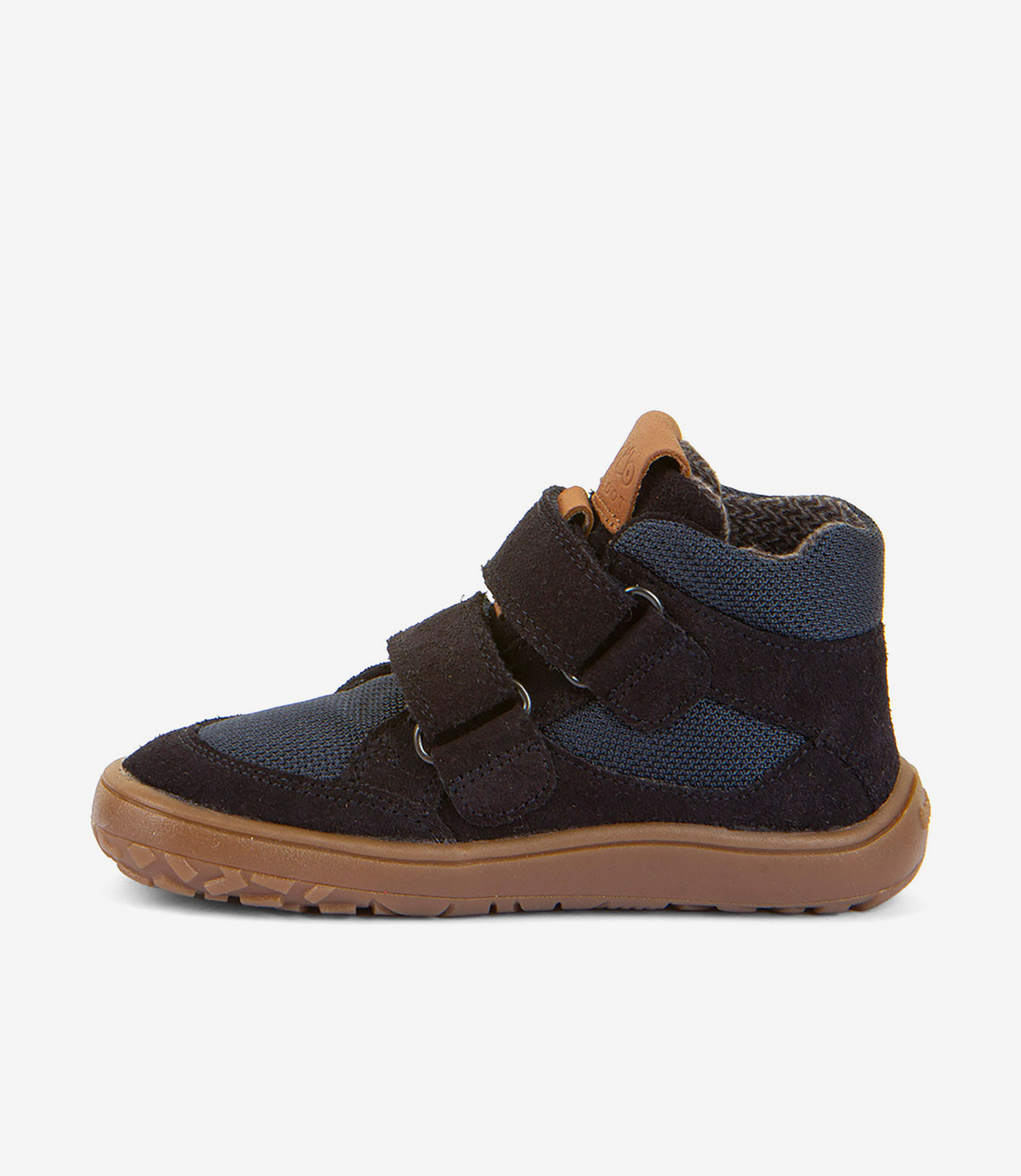 Mørkeblå og sort minimalistisk barfodssneaker med velcroremme, bred tåboks, brun sål, tan tungeaccent, set fra siden.
