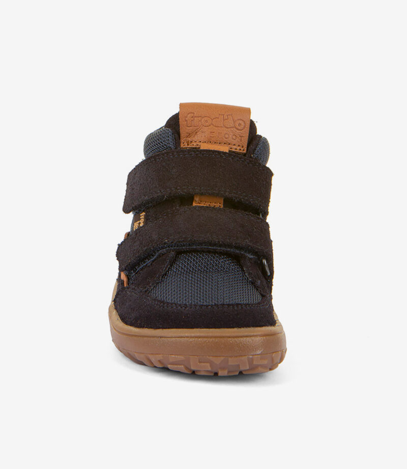 Mørk marineblå og brun barfodssneaker med velcroremme, bred tåboks, brun gummisål, tan label på tungen på hvid baggrund.
