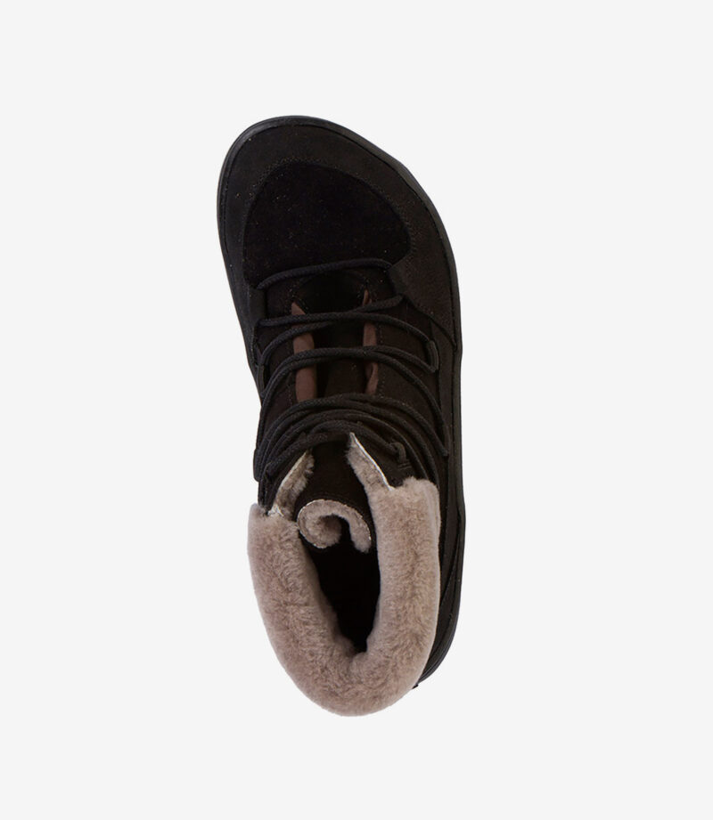 Sort barfodet vinterstøvle med brune snørebånd, tykt lysebrunt fleecefor, bred tåboks, minimalistisk design på hvid baggrund.