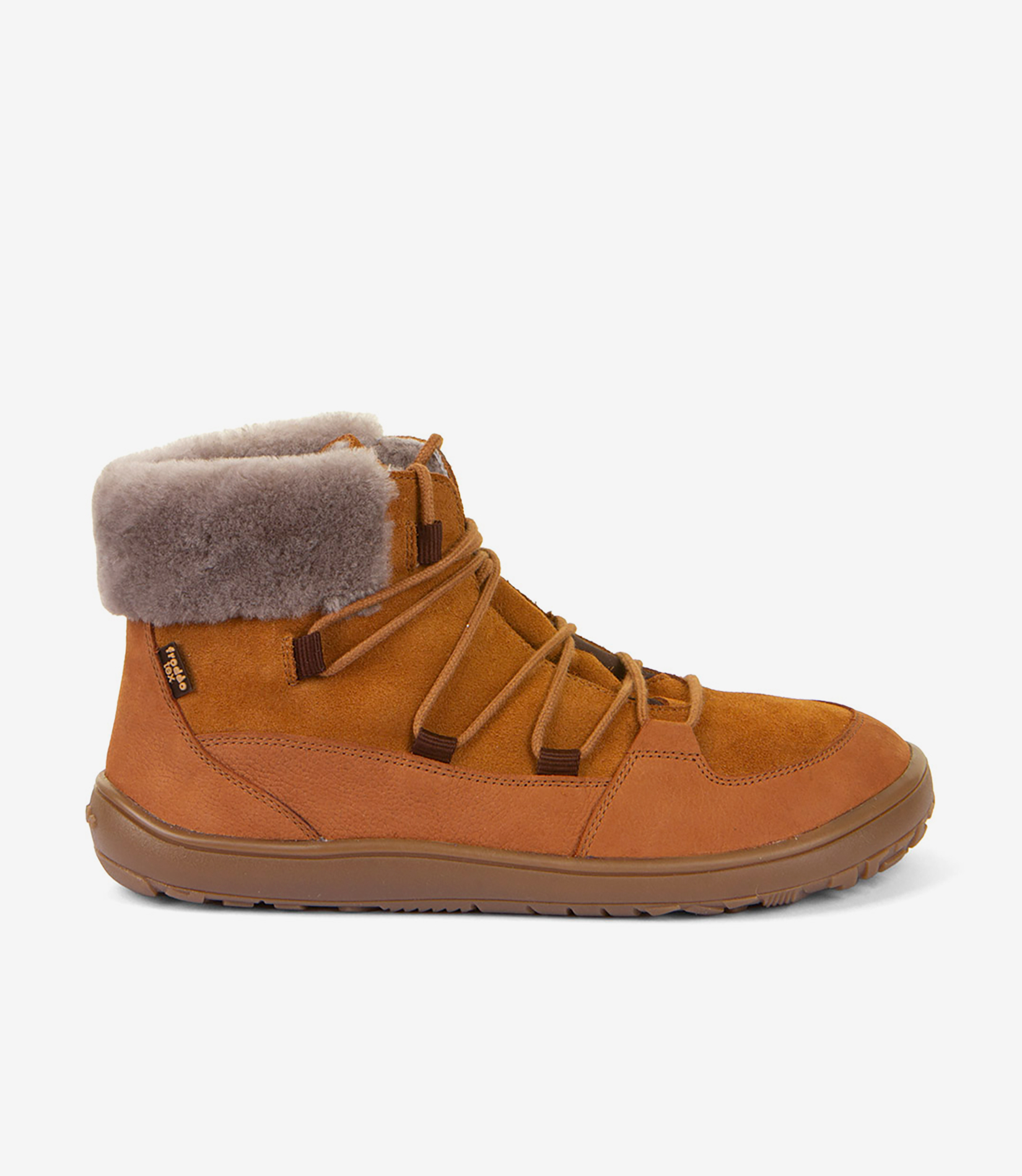 Brun barfodsstøvle i ruskind med foldbar pelskrave, bred tåzone, brune snørebånd og grippy minimalistisk sål, set fra siden.
