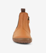 Barfodet Chelsea-støvle i brun læder med brun sål, trækflig, bred tåboks, minimalistisk stil på hvid baggrund.