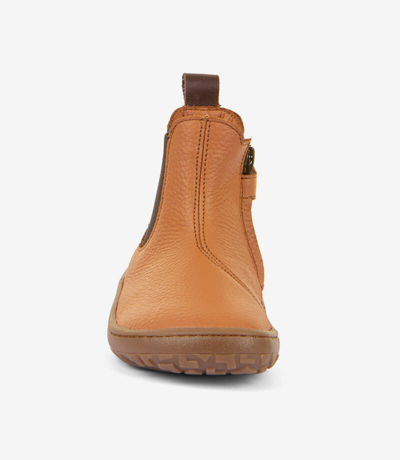Barfodet Chelsea-støvle i brun læder med brun sål, trækflig, bred tåboks, minimalistisk stil på hvid baggrund.