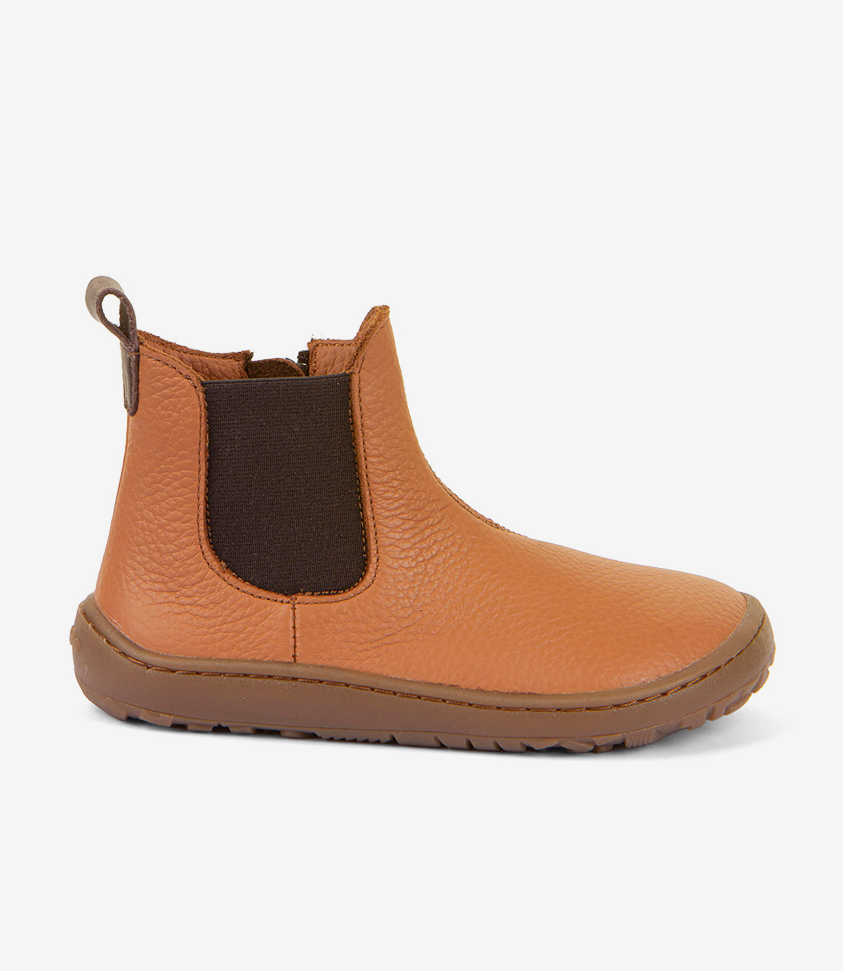 Barfodet Chelsea-støvle i brunt læder med bred tå, mørkt elastisk sidepanel, trækflig og gribevenlig minimalistisk gummisål.