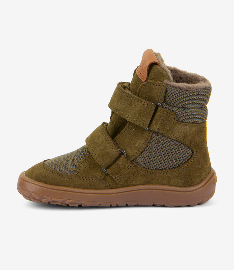 Brun barfodsstøvle i ruskind og mesh med bred tå, velcroremme, fleecefor og fleksibel gummisål.
