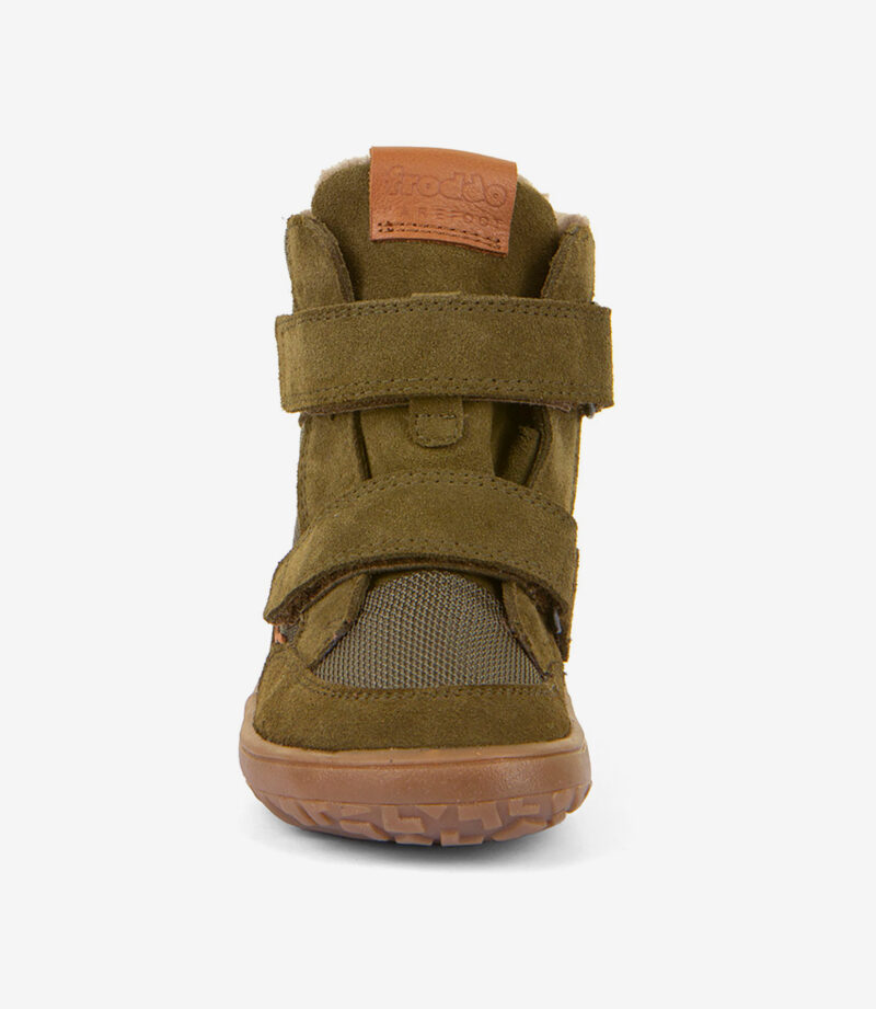 Grøn barfodssneaker med høj top og bred tå, brune detaljer, velcroremme og struktureret sål på hvid baggrund.