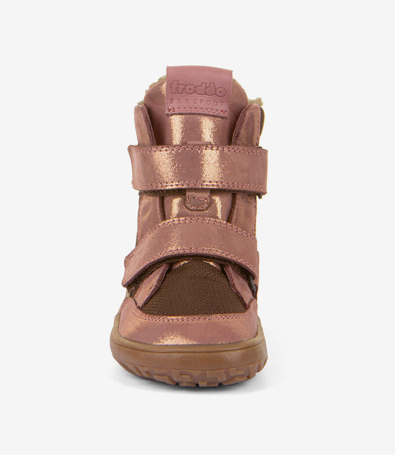 Metallic pink barfodssko til børn med bred tå, velcroremme, gummisål og blød, minimalistisk overdel. Mærke på tungen.