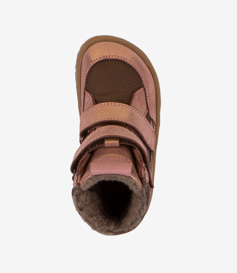 Lyserød og brun barfodsvinterstøvle til børn med velcroremme, pelsfor, bred tåboks og minimalistisk design på hvid baggrund.