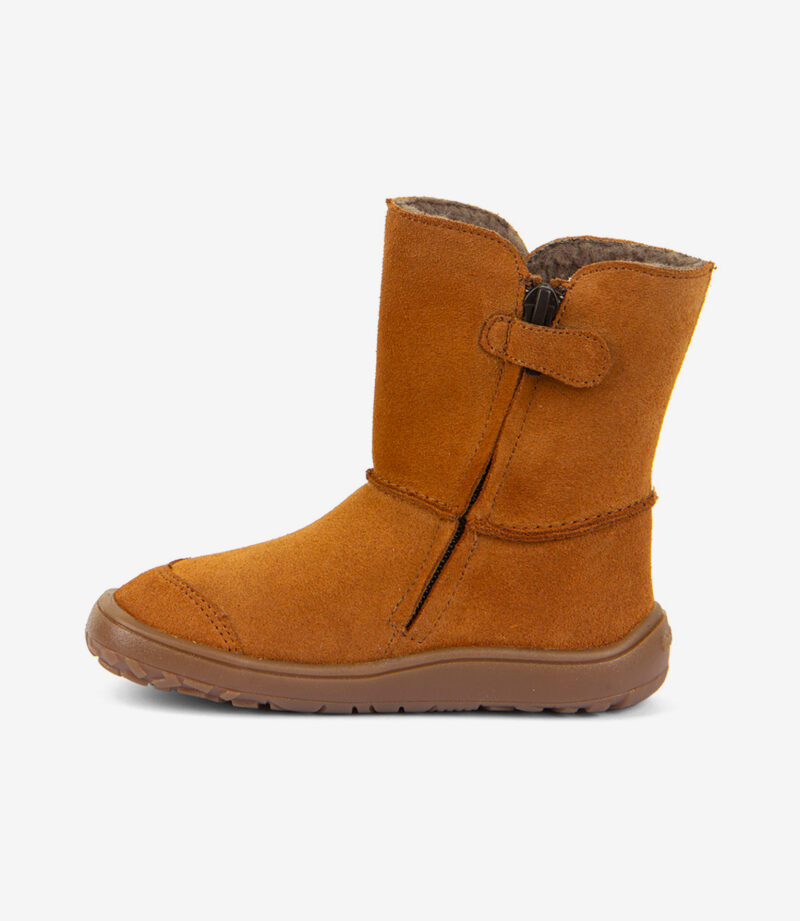Brun barfodsstøvle i ruskind til børn, bred tåzone, fleksibel gummisål, midt på læggen med lynlås i siden, minimalistisk design.