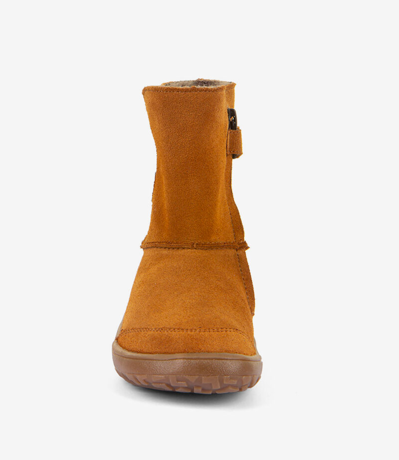 Brun barfodssko i ruskind med bred tå, minimalistisk design, struktureret gummisål, synlige syninger på hvid baggrund.
