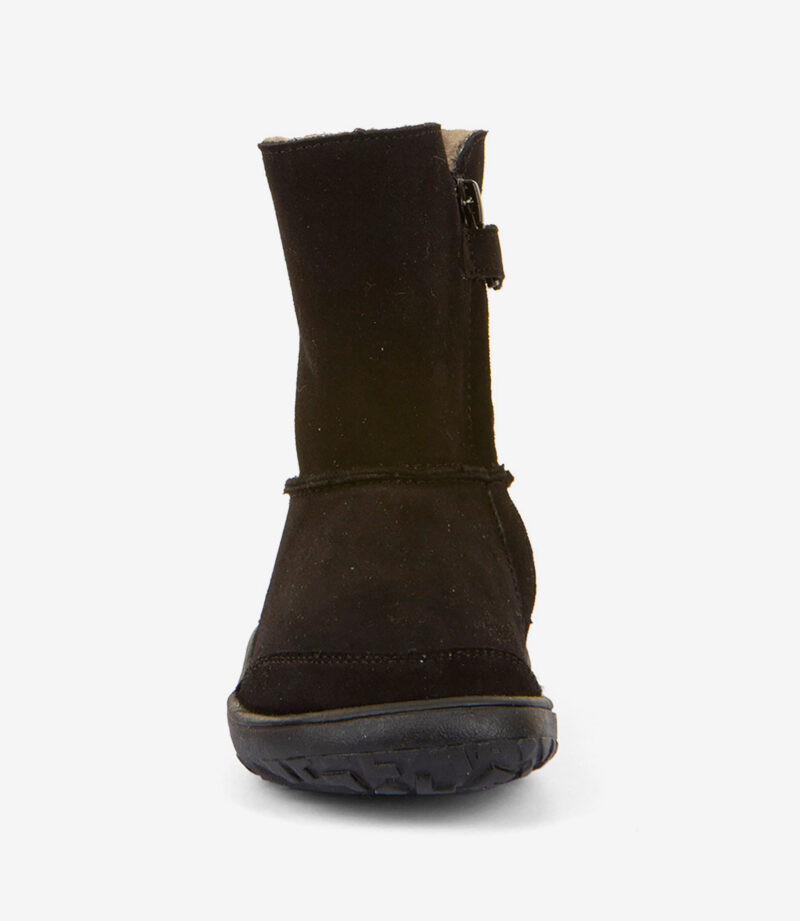 Sort barfodsstøvle i ruskind med bred tå, minimalistisk stil, synlige syninger og struktureret gummisål på hvid baggrund.