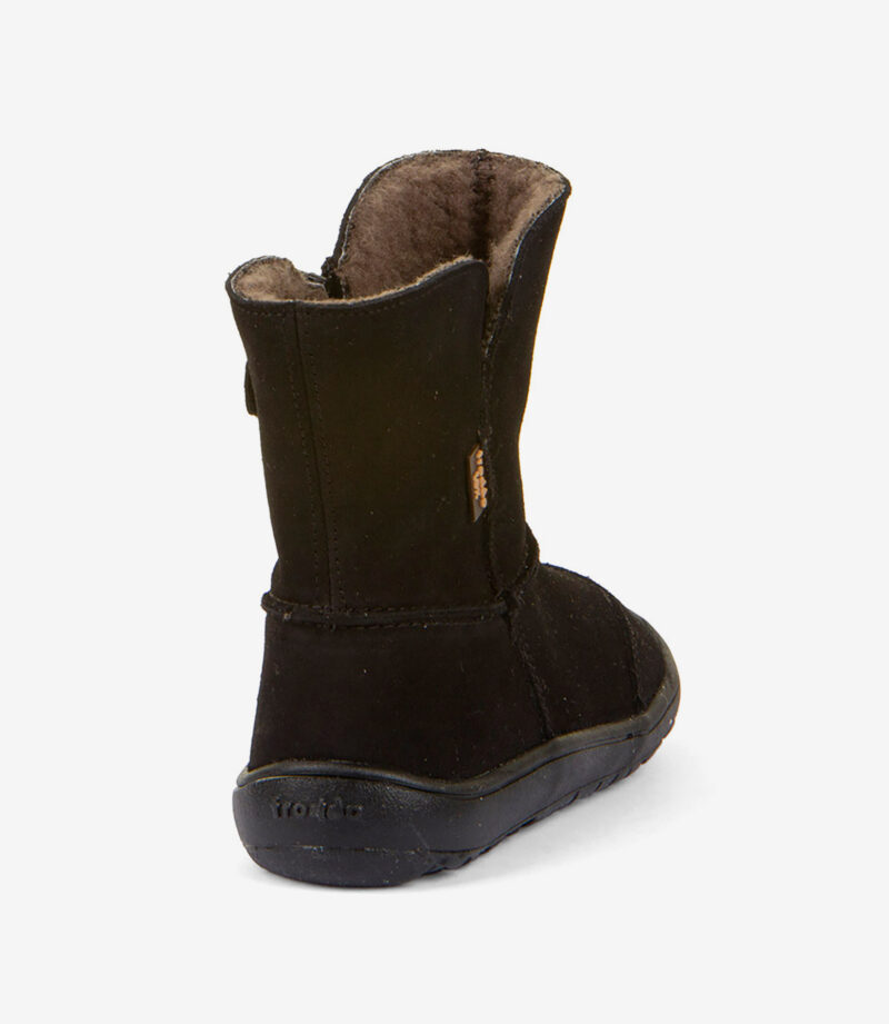 Sort barfodsstøvle i ruskind med mørk gummisål og behageligt brunt for, vist bagfra, minimalistisk design med bred tåboks.