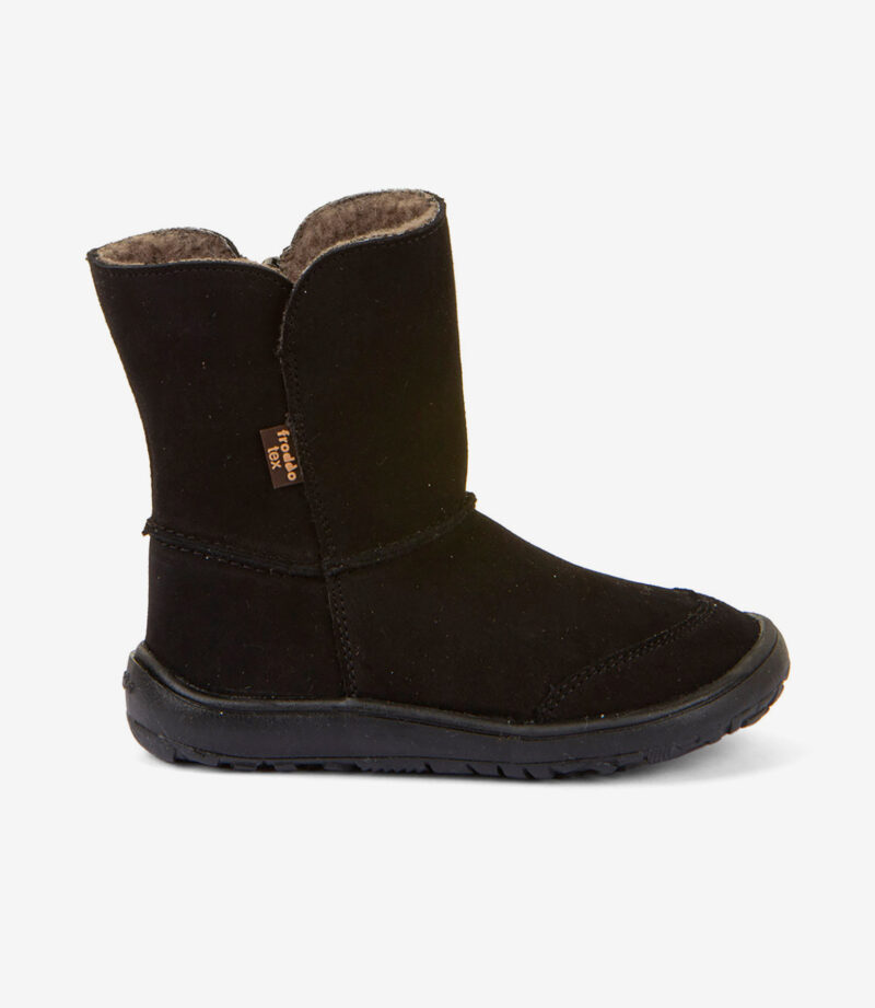Sort barfodet vinterstøvle i ruskind med bred tå, gummisål, blødt for, synlige syninger og brunt mærke på hvid baggrund.