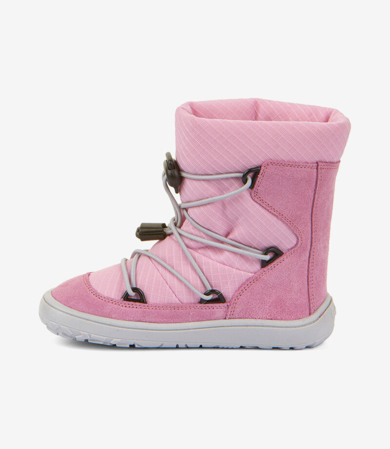 Lyserød barfodsvinterstøvle med bred tå, lysegrå sål, elastiske snørebånd, ruskindsdetaljer; minimalistisk sneaker-stil.