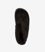 Topbillede af en sort barfodsvinterstøvle med synlige snørebånd, pelsfor, bred tåboks og minimalistisk sål på hvid baggrund.