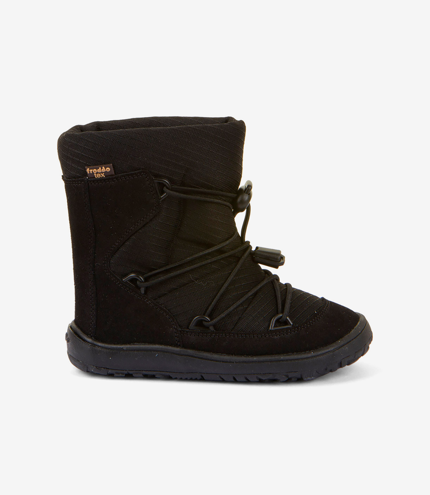 Sort barfodsvinterstøvle med robust sål, bred tåboks, overdel i stof, logo på siden og justerbare bungee-snørebånd på hvid baggrund.
