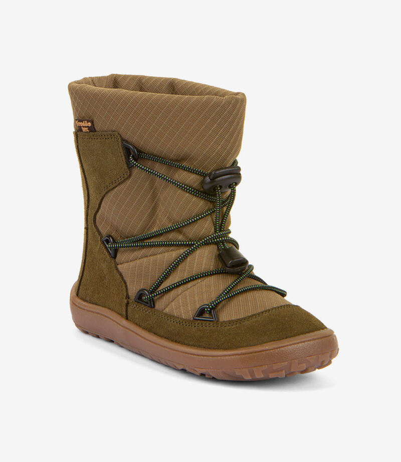 Brun barfodet ankelstøvle med quiltet stof, ruskindsdetaljer, bred tåboks, gummisål og sortgrønne bungee-snørebånd.