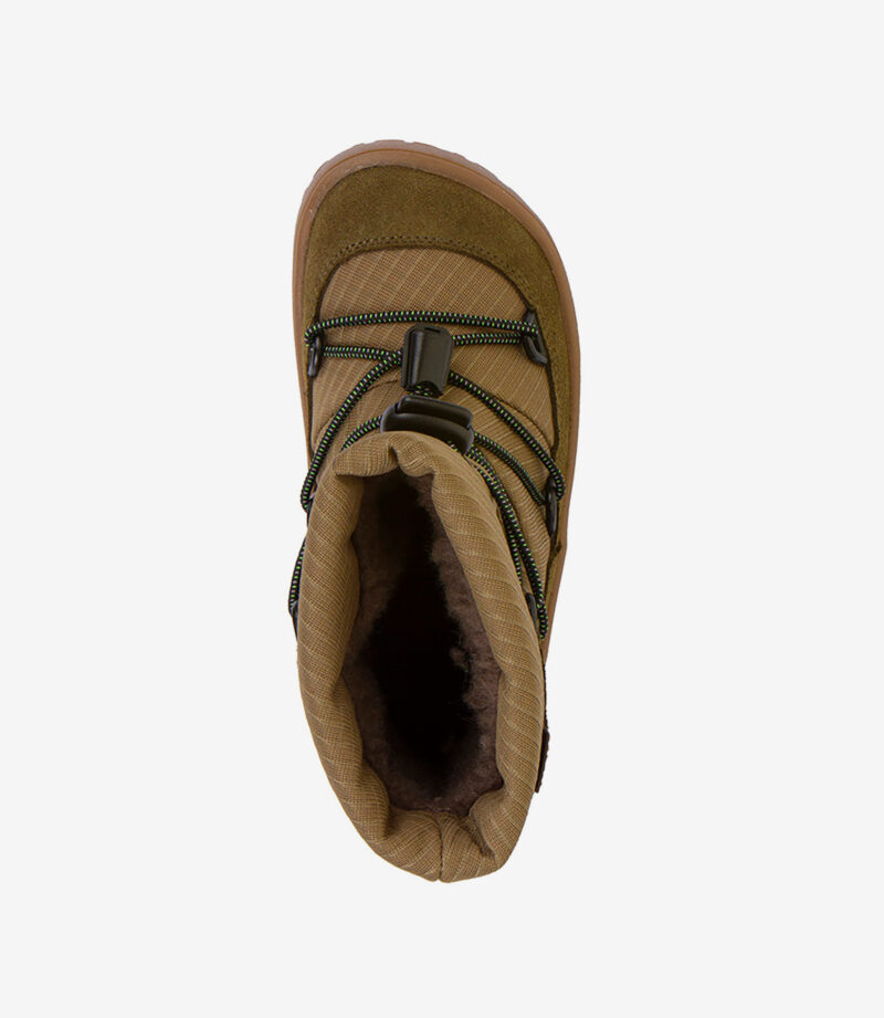 Solbrun barfodsvinterstøvle med bred tå, sorte og gule snørebånd, snørelås og blødt pelsfor på hvid baggrund.